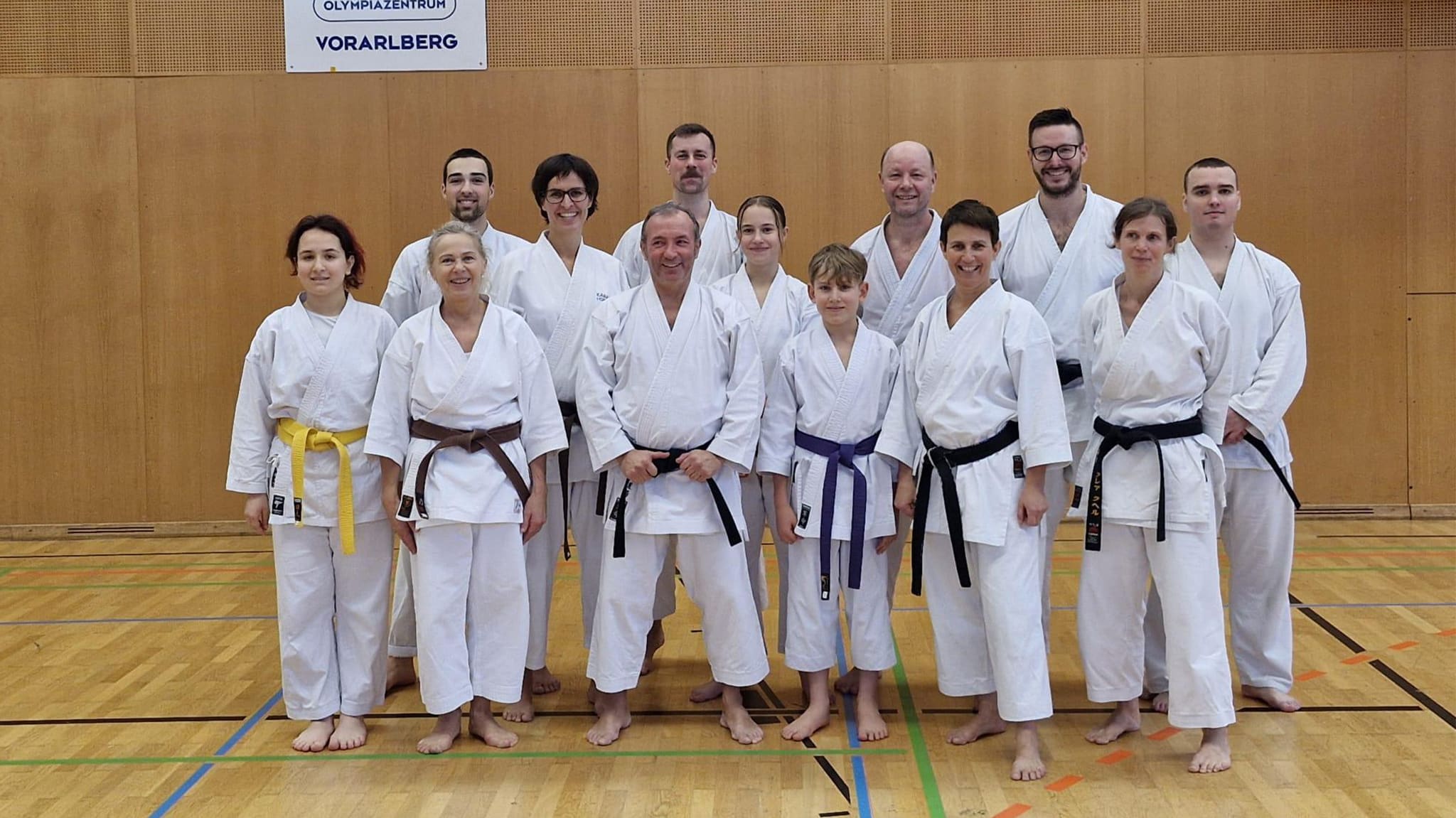 Gruppenfoto mit Sensei Campari und den teilnehmenden Karatekas in der Halle im Gi nach dem Training
