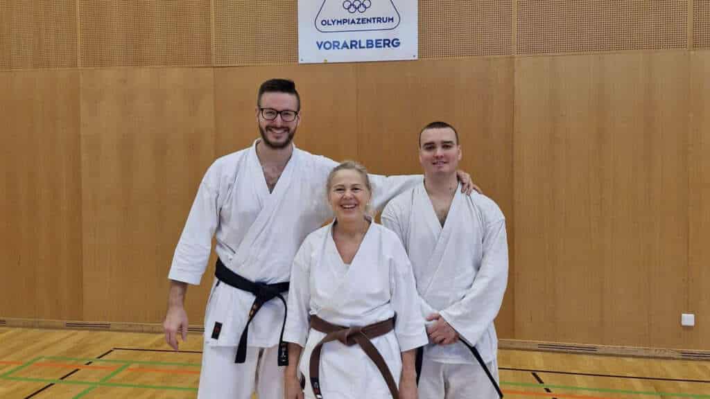Gruppenfoto mit den 3 teilnehmenden Karatekas aus Bludenz im Gi in der Halle nach dem Training