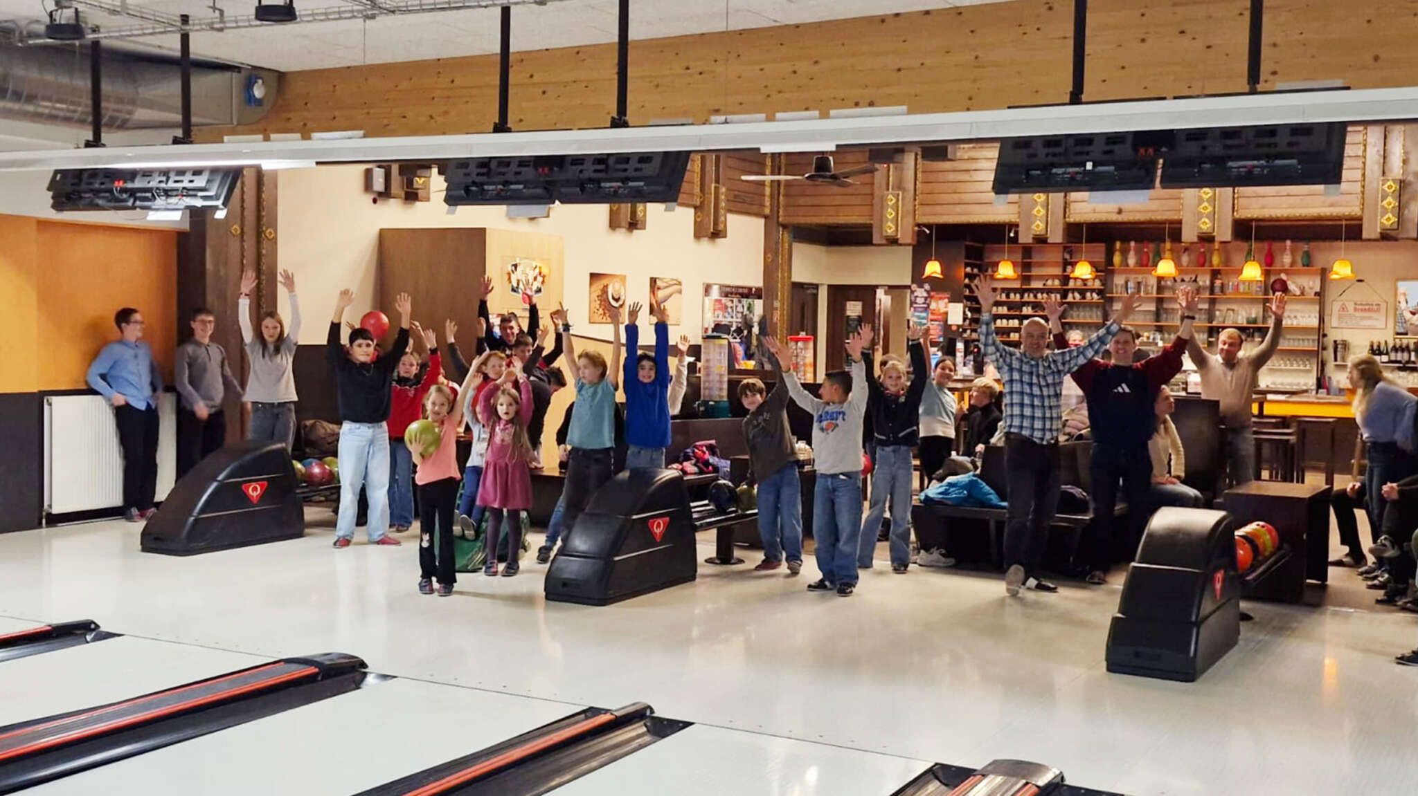 Gruppenfoto mit den Karatekas des Samurai Karate Klub Bludenz und des Bushido Karate Klub Feldkirch im Fohrencenter Bludenz vor der Bowlingbahn
