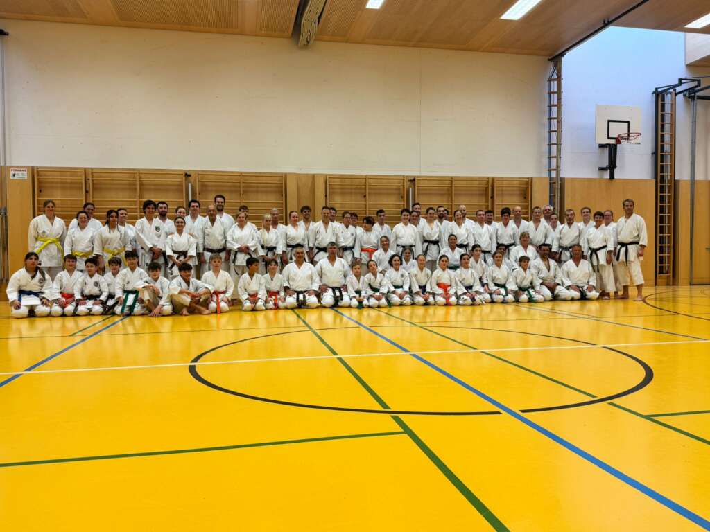 Gruppenfoto mit allen Lehrgangsteilnehmer*innen in der Halle