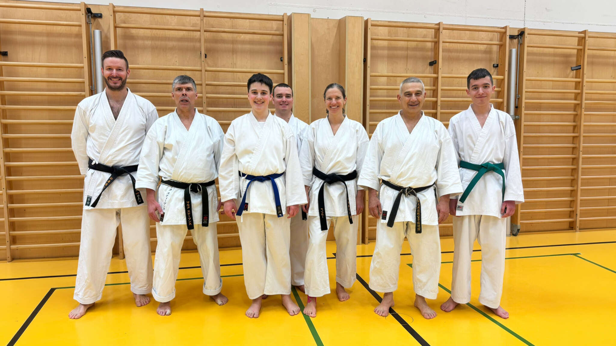 Gruppenfoto mit Sensei Cardinale, Sensei Stevens und den fünf Bludenzer Karatekas im GI in der Halle nach dem Training